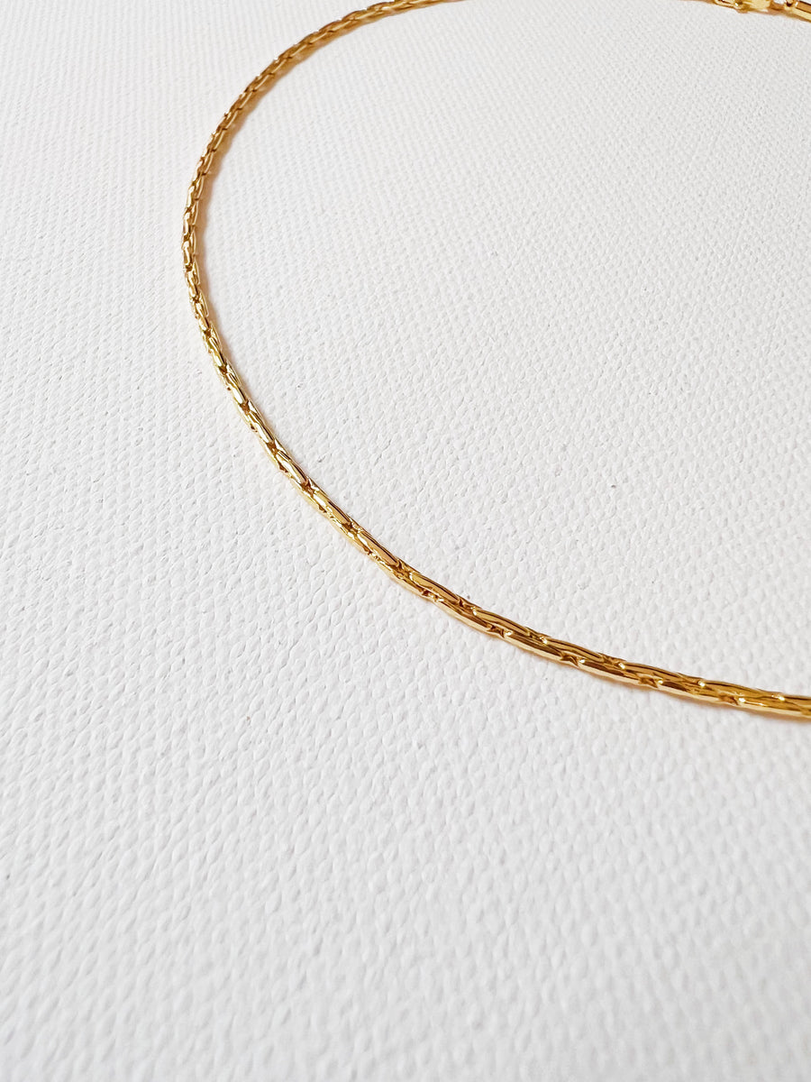 Essential Slim Choker in gold or silver