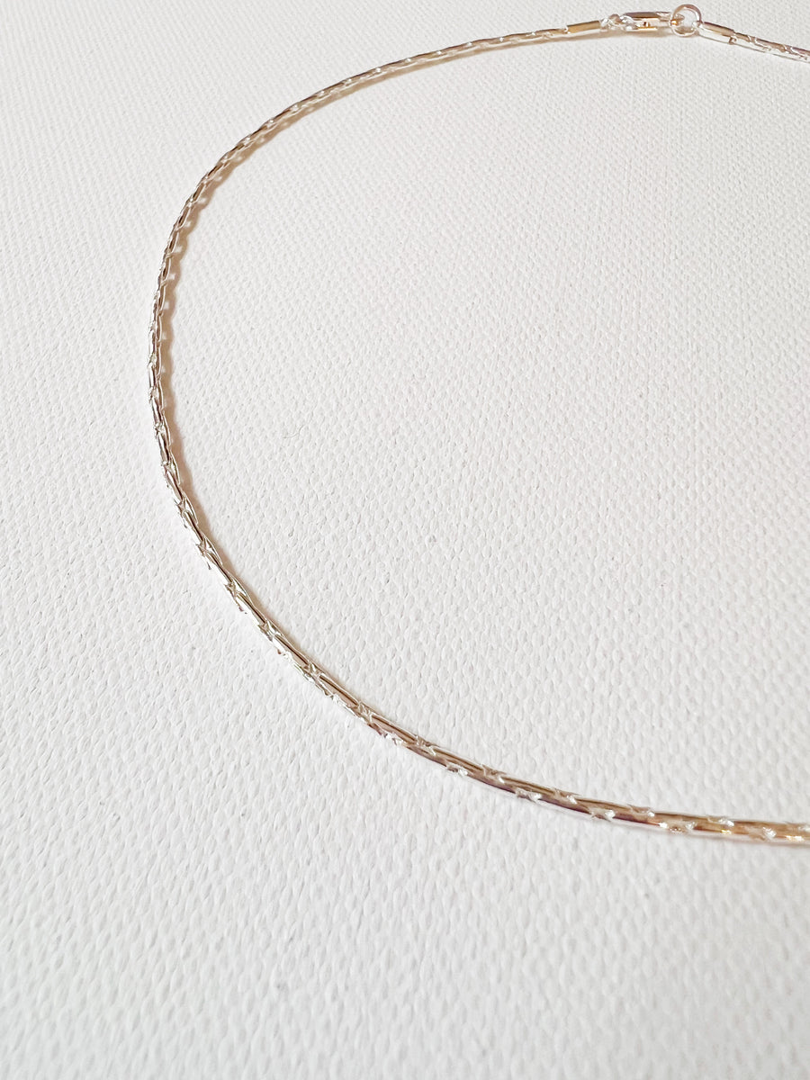 Essential Slim Choker in gold or silver